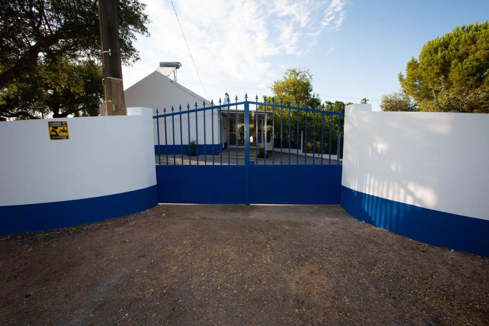 Property building, Facade/entrance, Off site, Day, On site, Street view