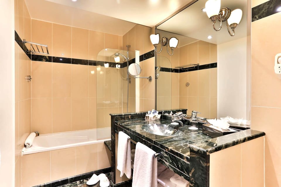 Toilet, Bathroom, TV and multimedia, Bath, towels