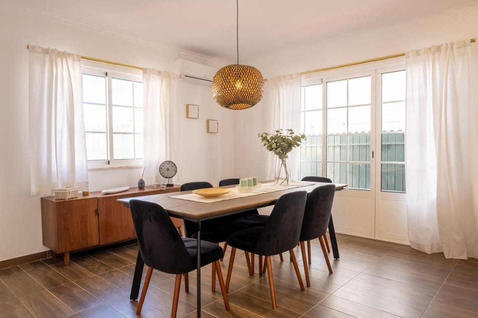 Living room, Seating area, Dining area, air conditioner