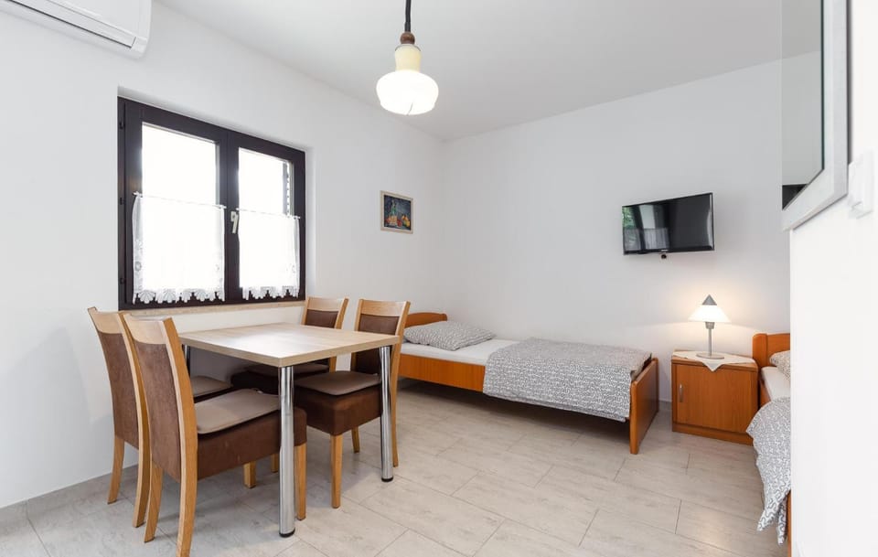 Bed, TV and multimedia, Dining area