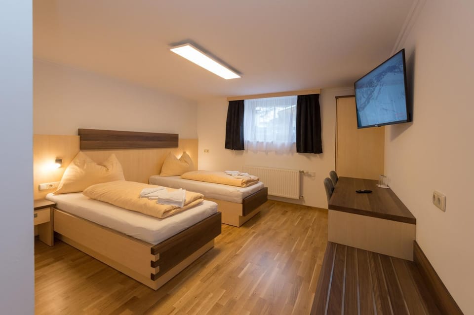 Bed, TV and multimedia, Photo of the whole room, Seating area, Bedroom, locker