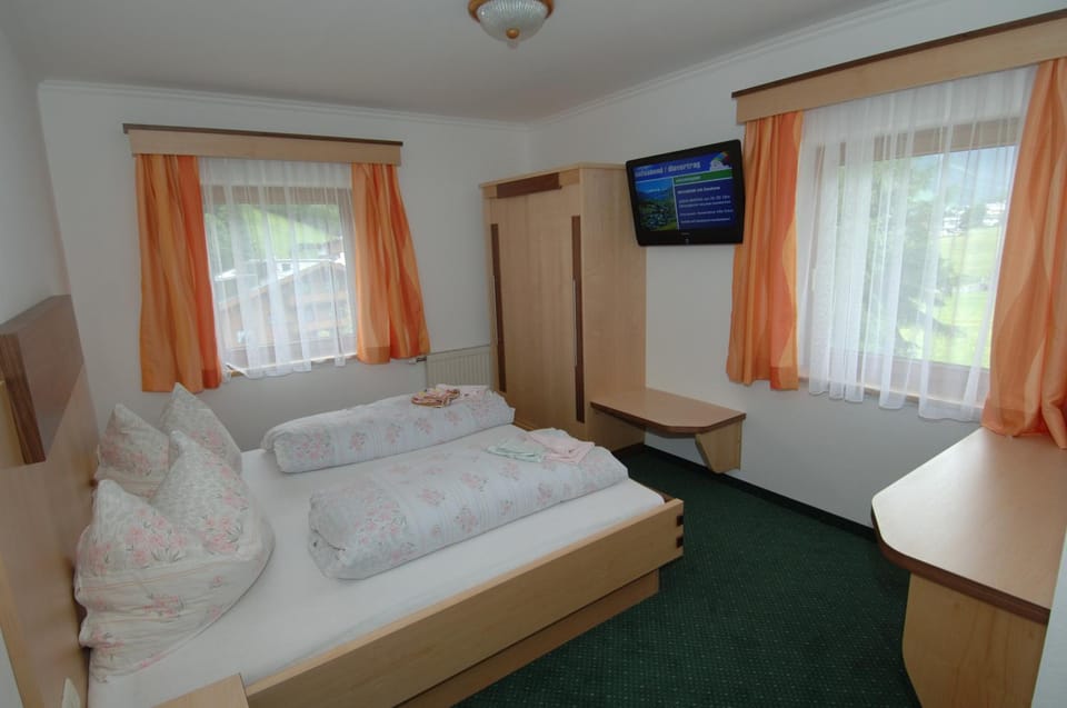 Bed, TV and multimedia, Photo of the whole room, Bedroom, locker, wardrobe
