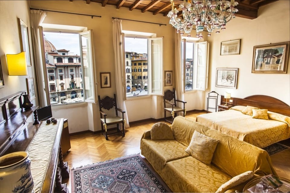 Bed, TV and multimedia, Coffee/tea facilities, Photo of the whole room, Decorative detail, Seating area, Bedroom, City view, Landmark view, cot