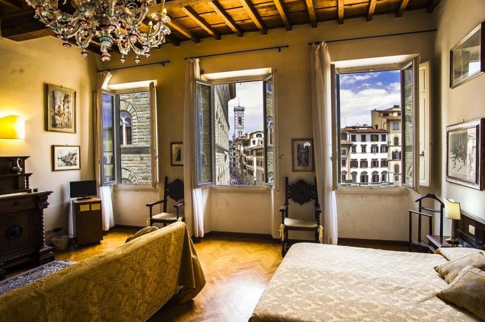 Nearby landmark, Bed, TV and multimedia, Coffee/tea facilities, Photo of the whole room, Decorative detail, Decorative detail, Seating area, Bedroom, City view, Landmark view