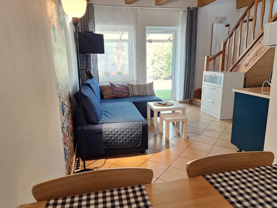 TV and multimedia, Kitchen or kitchenette, Living room, Seating area, Dining area