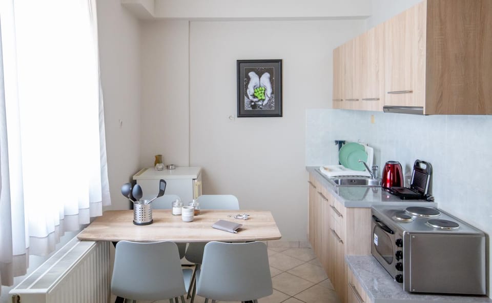 Kitchen or kitchenette, Dining area, oven, stove