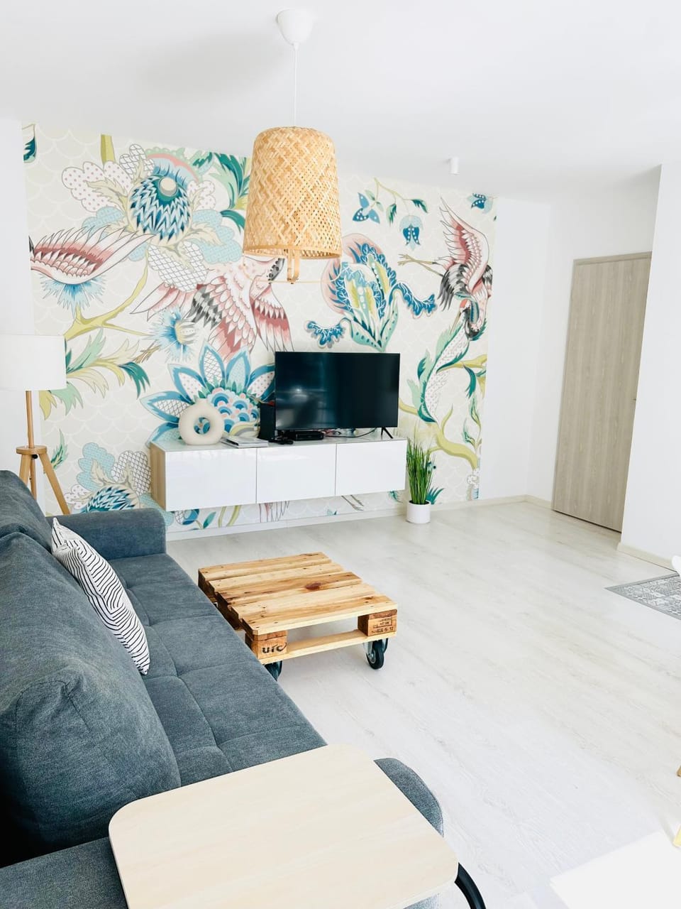 TV and multimedia, Living room, Seating area, Evening entertainment
