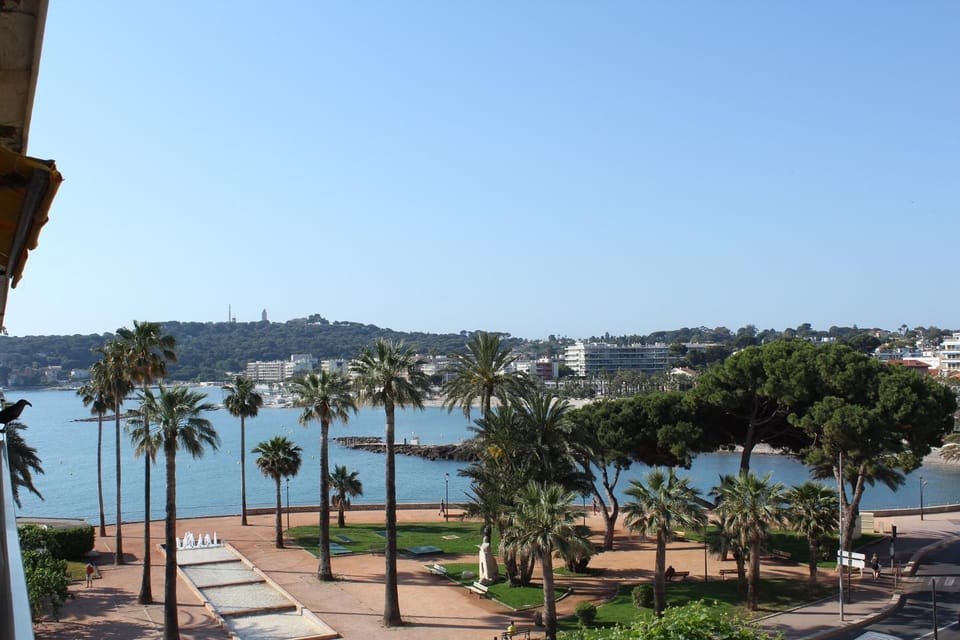 STUDIO STANDING BORD DE MER ET VUE Apartment in Antibes