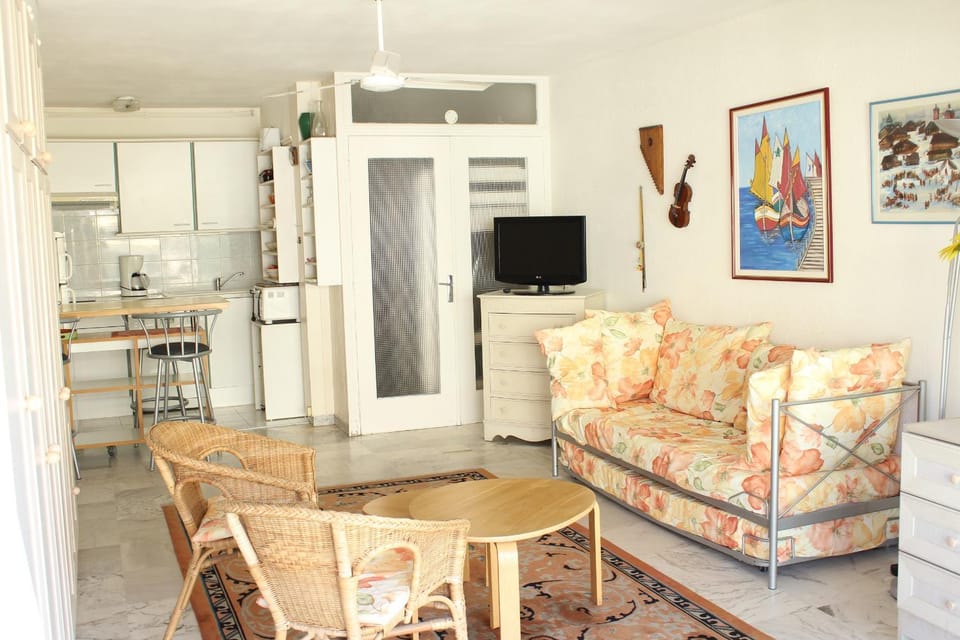 STUDIO STANDING BORD DE MER ET VUE Apartment in Antibes