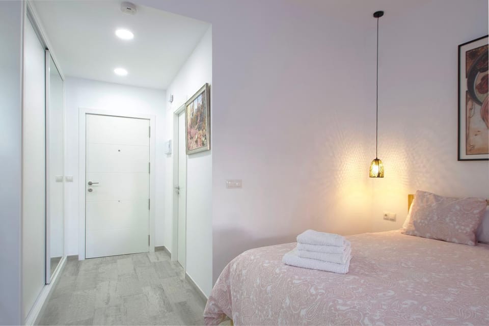 Bedroom, towels