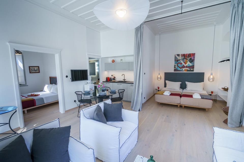 Communal lounge/ TV room, Bed, TV and multimedia, Living room, Photo of the whole room, Bedroom