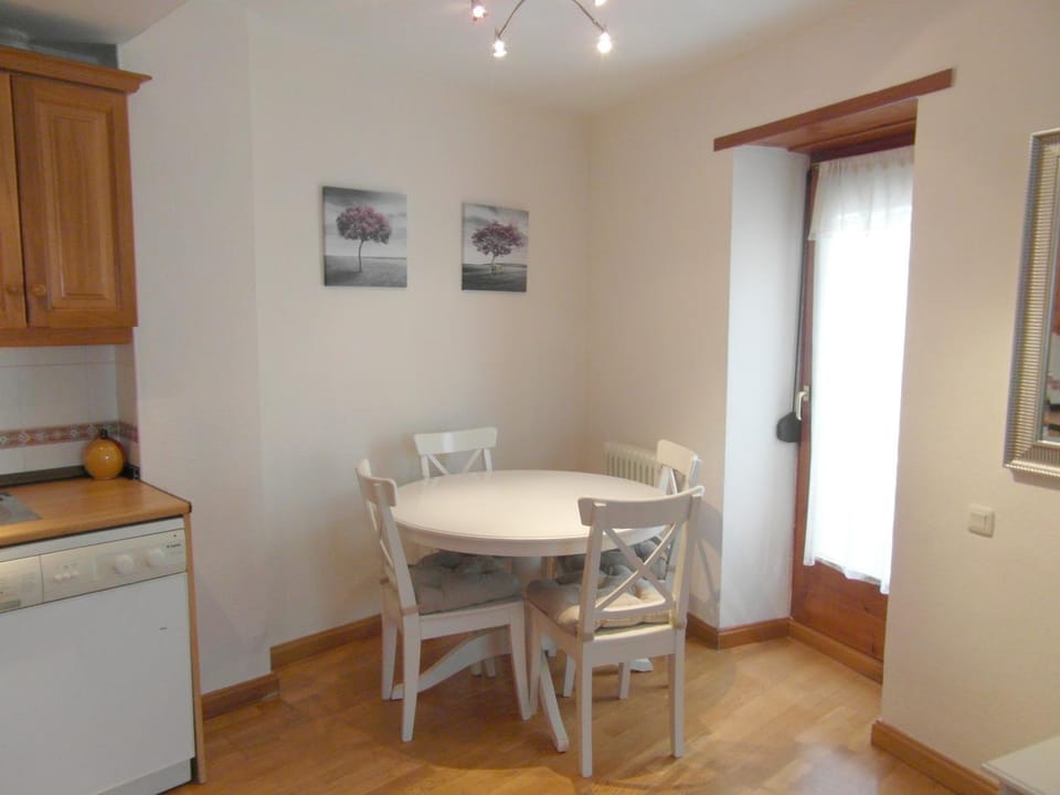 Kitchen or kitchenette, Decorative detail, Dining area
