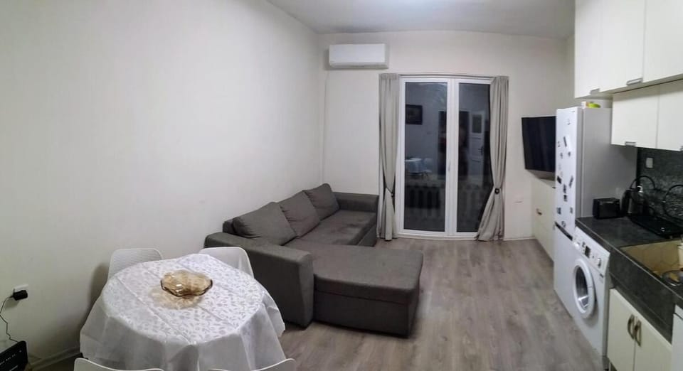 TV and multimedia, Kitchen or kitchenette, Living room, Seating area, stove, air conditioner