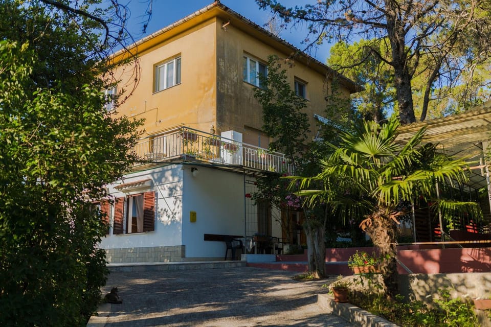 Property building, Facade/entrance, Garden