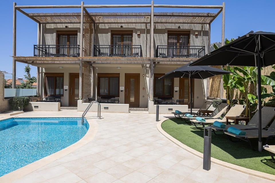 Property building, Swimming pool, sunbed