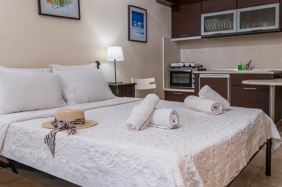 Bed, Kitchen or kitchenette, Photo of the whole room, Bedroom, towels