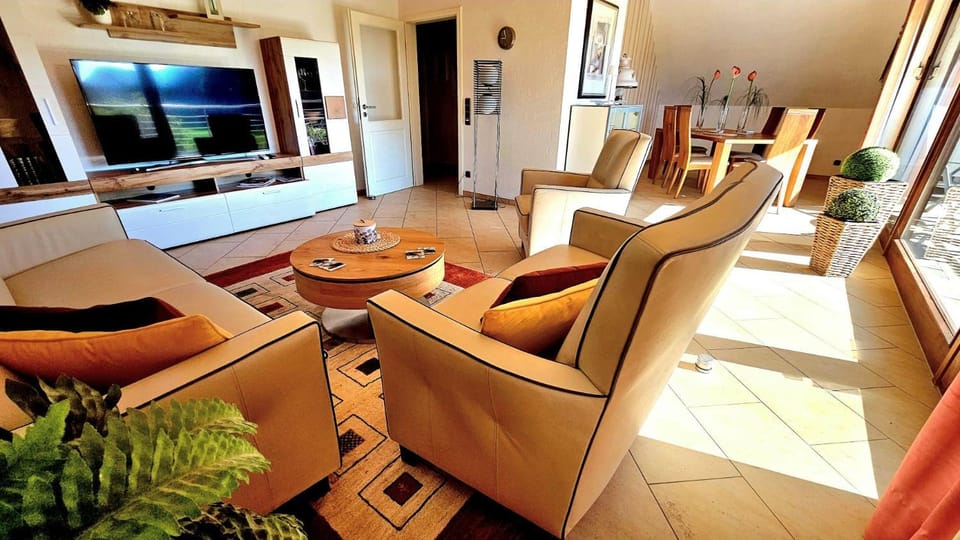 Communal lounge/ TV room, TV and multimedia, Living room, Seating area, Dining area