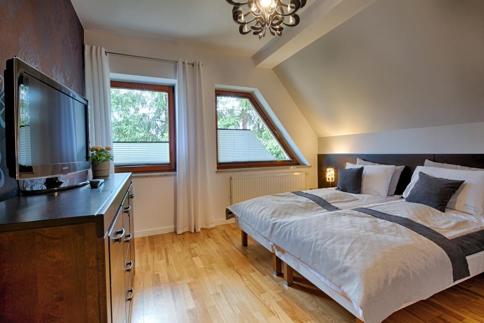 Bed, Bed, Day, Summer, TV and multimedia, Photo of the whole room, Photo of the whole room, Seating area, Bedroom, On site, Garden view