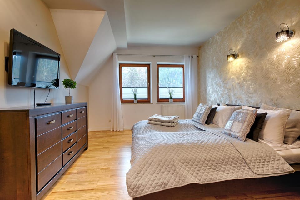 Bed, Day, Summer, TV and multimedia, Photo of the whole room, Seating area, Bedroom, On site, Garden view