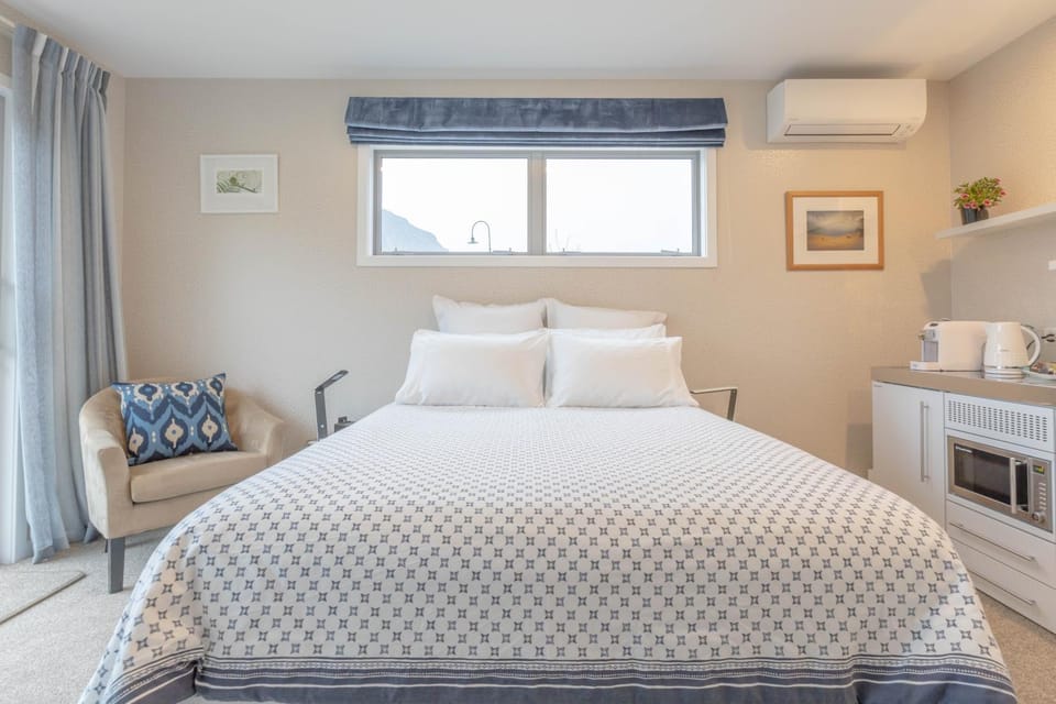 Bed, Guests