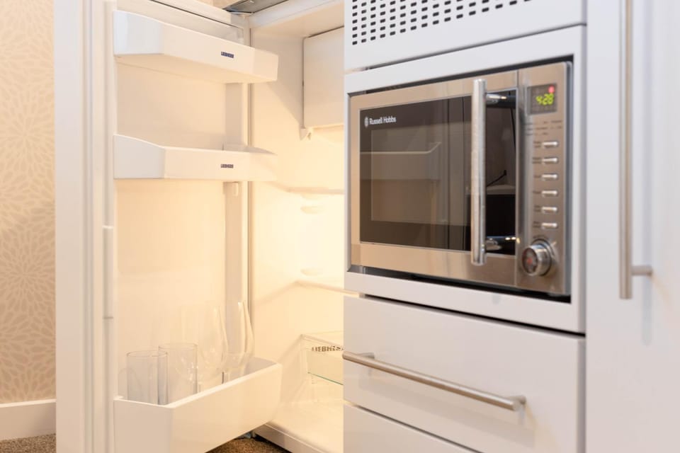 Kitchen or kitchenette, minibar