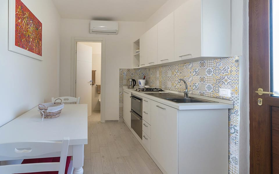 Kitchen or kitchenette, Dining area, oven