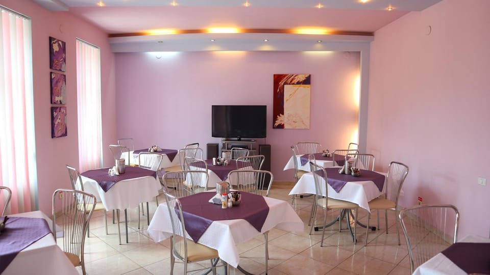 Restaurant/places to eat, Lounge or bar, Buffet breakfast