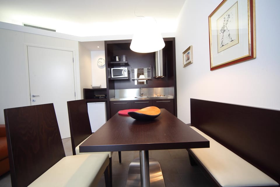 Kitchen or kitchenette, Dining area
