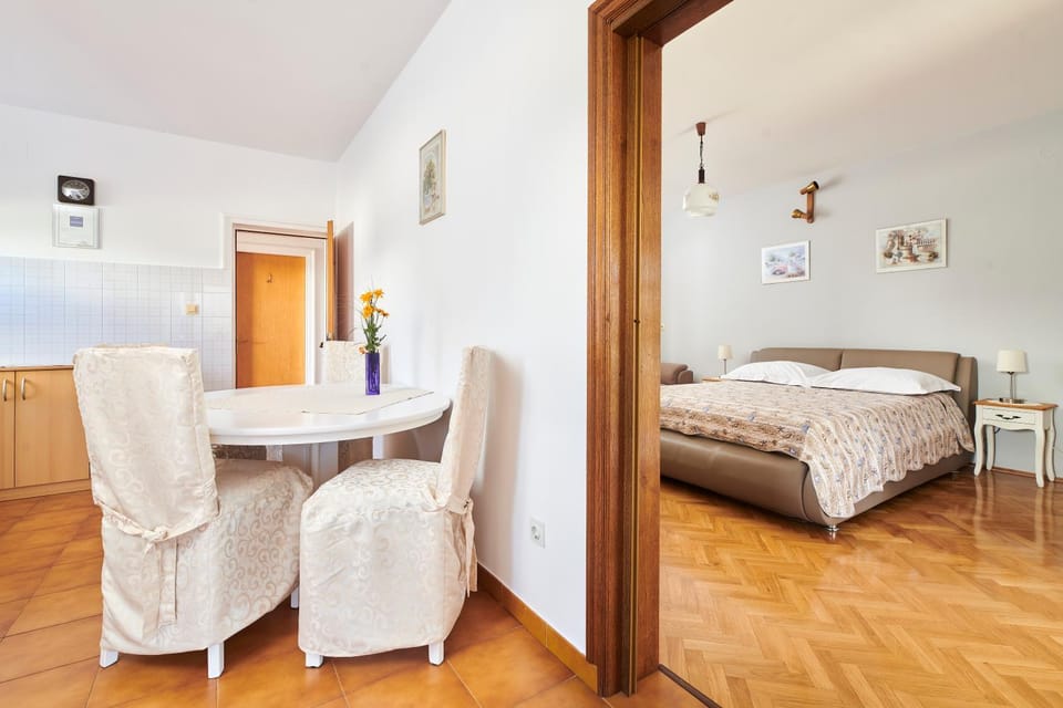 Kitchen or kitchenette, kitchen