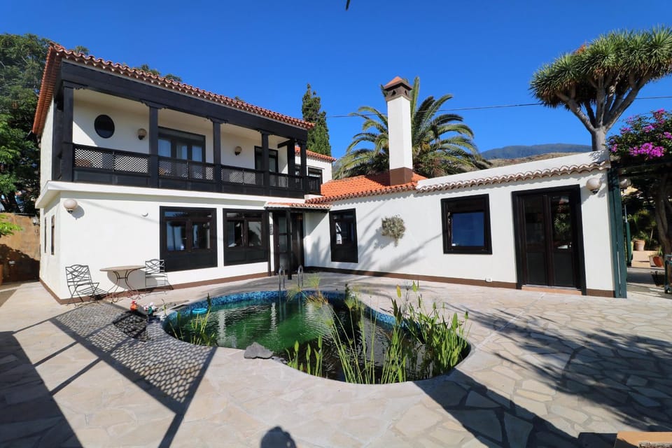 Property building, Patio, Facade/entrance, Spring, Day, Balcony/Terrace, On site, Swimming pool