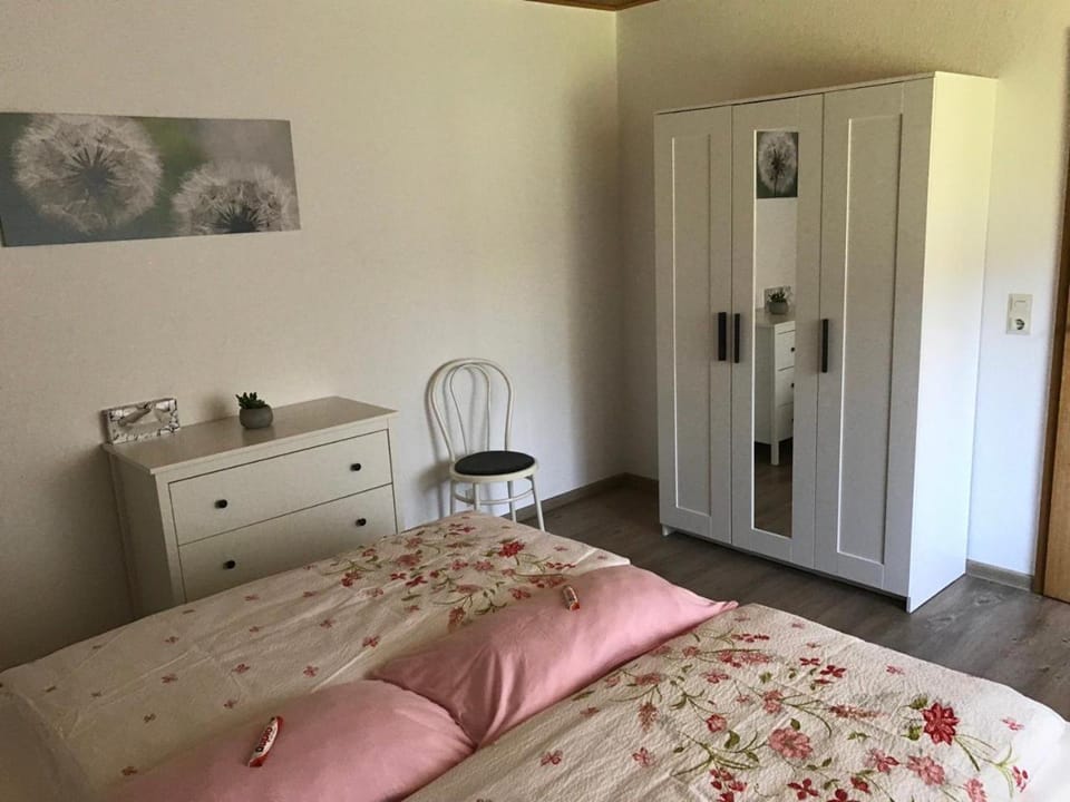 Photo of the whole room, Bedroom, wardrobe