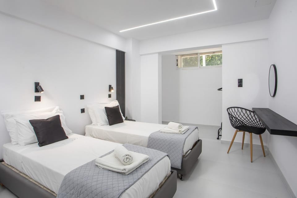 Bed, TV and multimedia, Photo of the whole room, Bedroom, towels