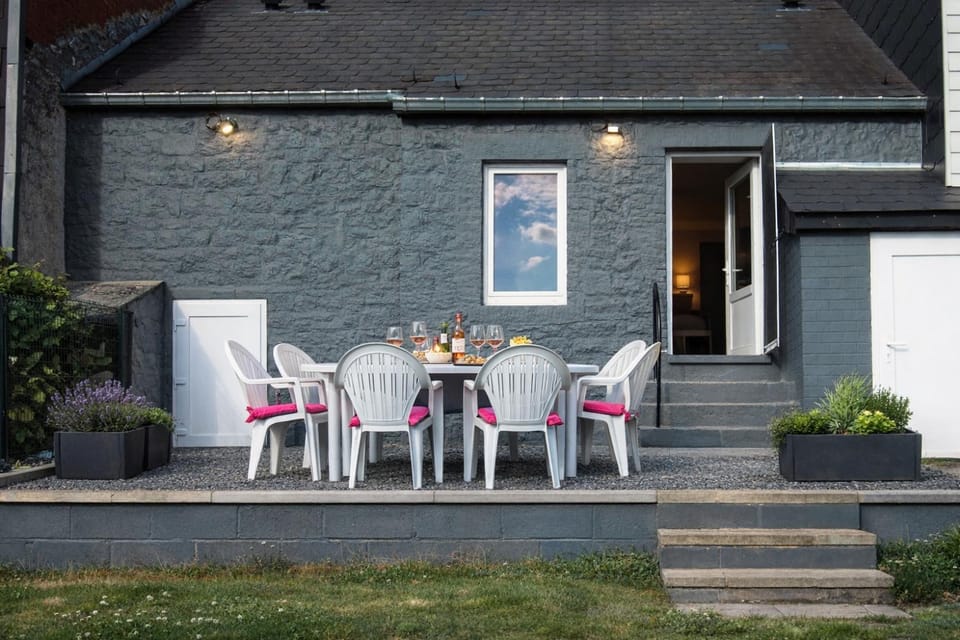 Property building, Patio, Day, Garden, Dining area, Garden view