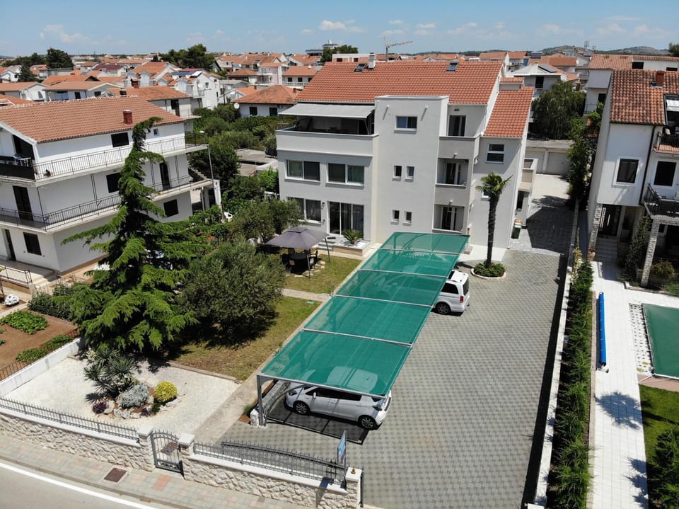 Neighbourhood, Location, Parking