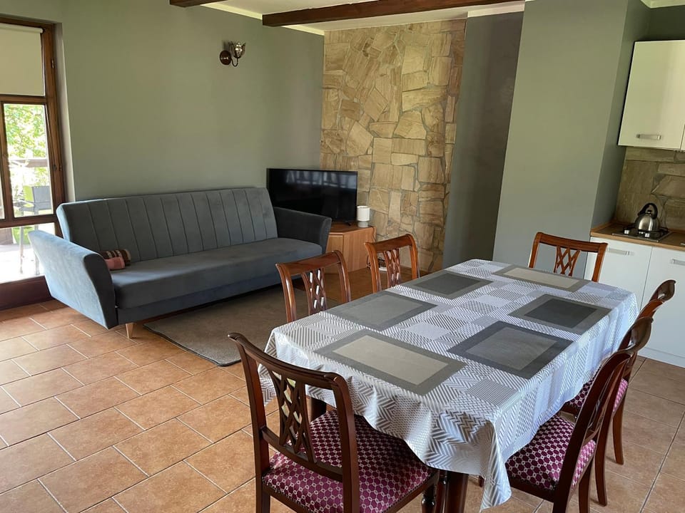 Bed, TV and multimedia, Living room, Photo of the whole room, Seating area, Evening entertainment