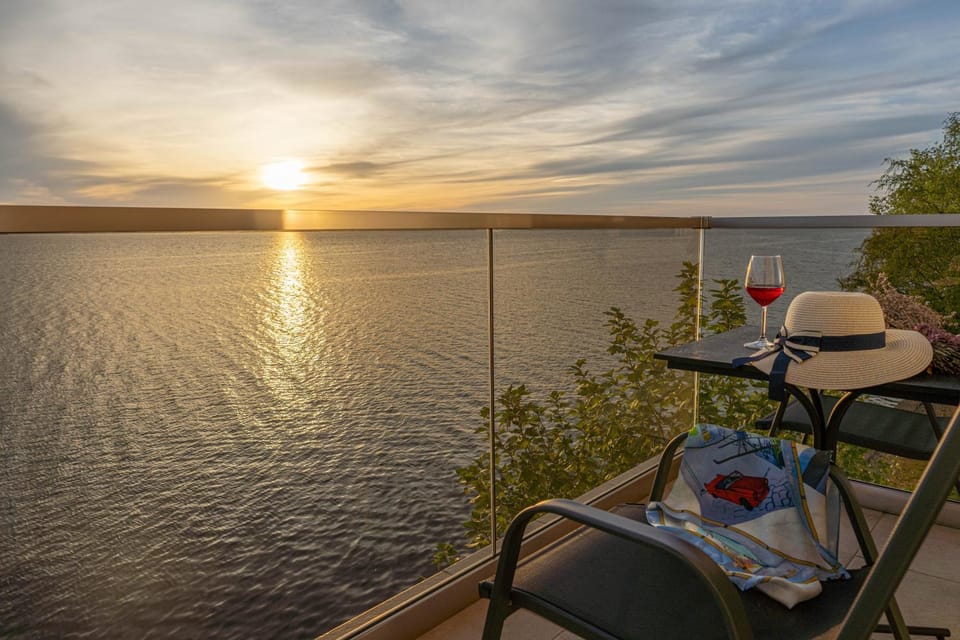 Balcony/Terrace, Lake view