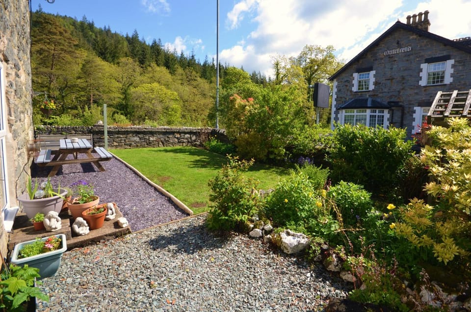 Cae Garw Guest House - Room Only Bed and Breakfast in Wales