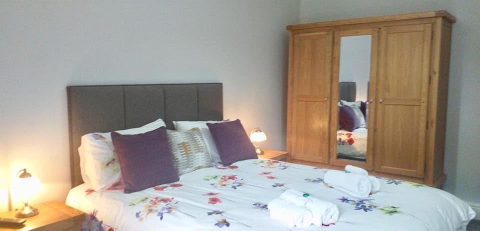Bedroom, Mountain view, River view