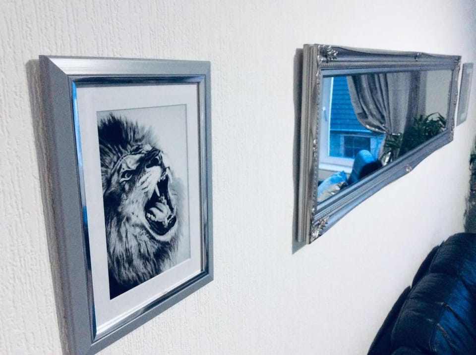 THE LION'S DEN ON ROYAL STREET Apartment in Greenock