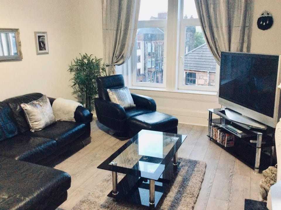 THE LION'S DEN ON ROYAL STREET Apartment in Greenock