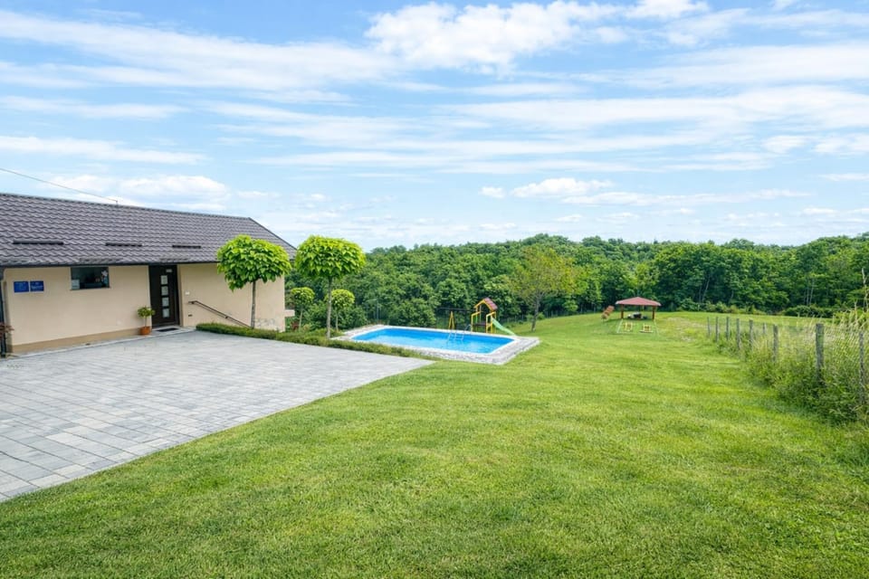 Property building, Spring, Day, Natural landscape, Garden, Garden view, Pool view, Swimming pool, sunbed