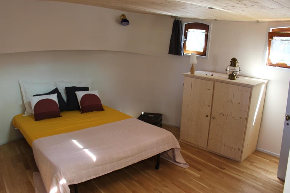 Photo of the whole room, wardrobe