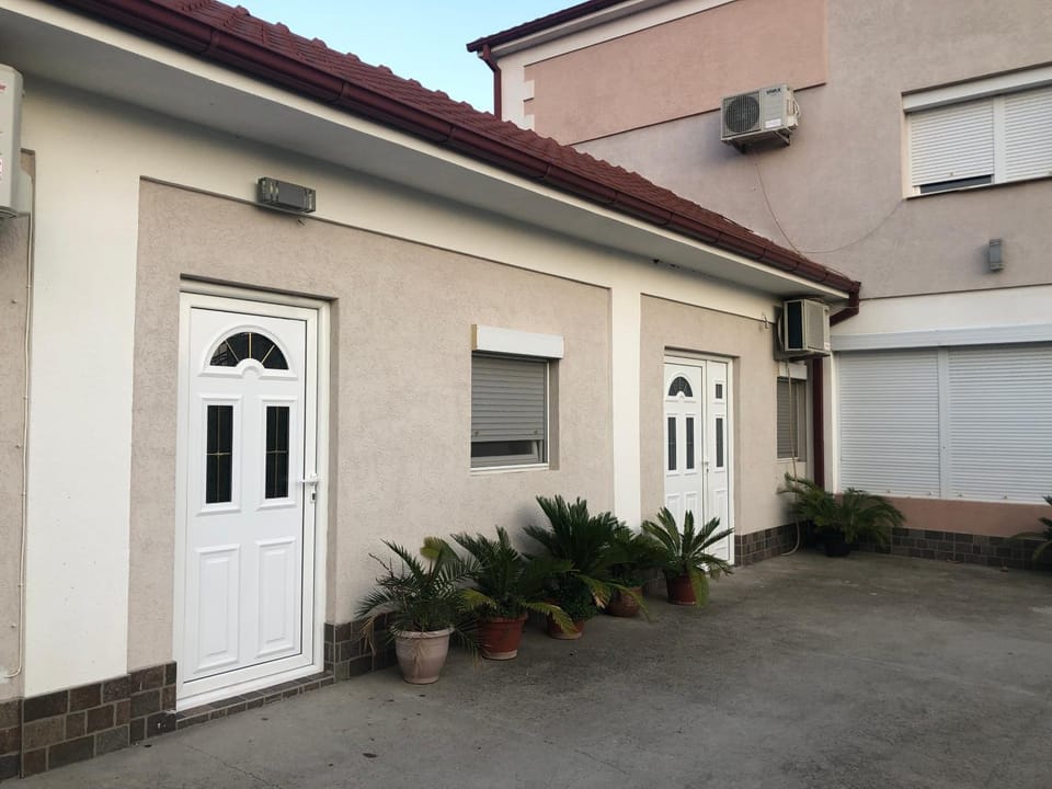 Facade/entrance