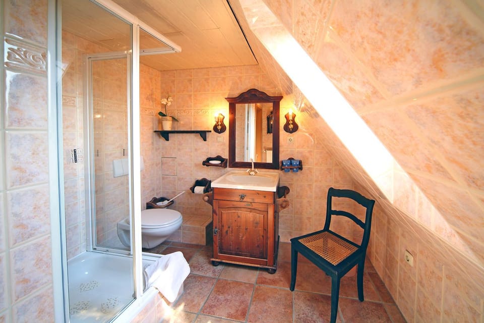Shower, Toilet, Bathroom, towels