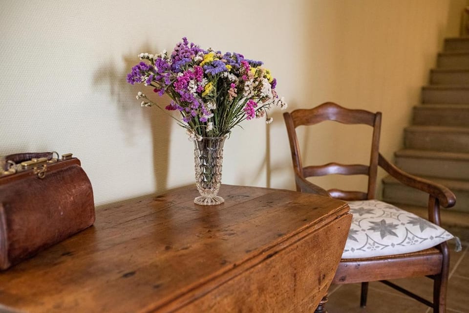 Seating area, Internal: Not applicable to any particular room