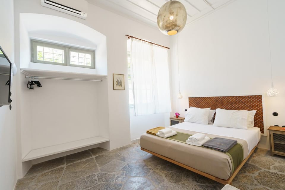 Bed, TV and multimedia, Photo of the whole room, Bedroom, towels, air conditioner