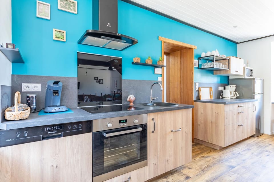 Coffee/tea facilities, dishwasher, oven, stove, toaster