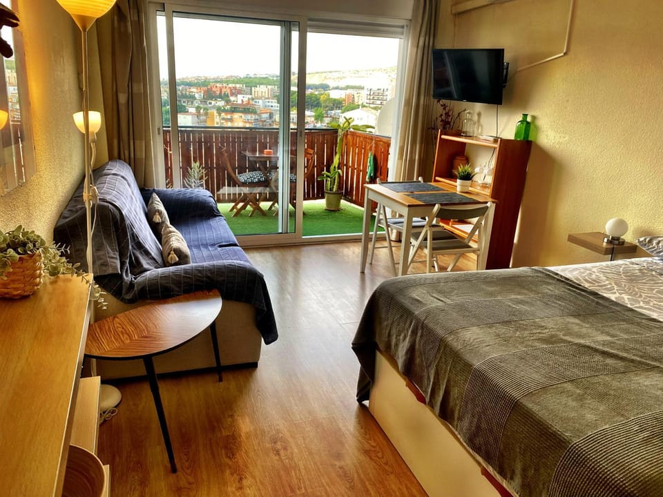 City Central Upper Floor Sunny Terrace Apartment in Torremolinos