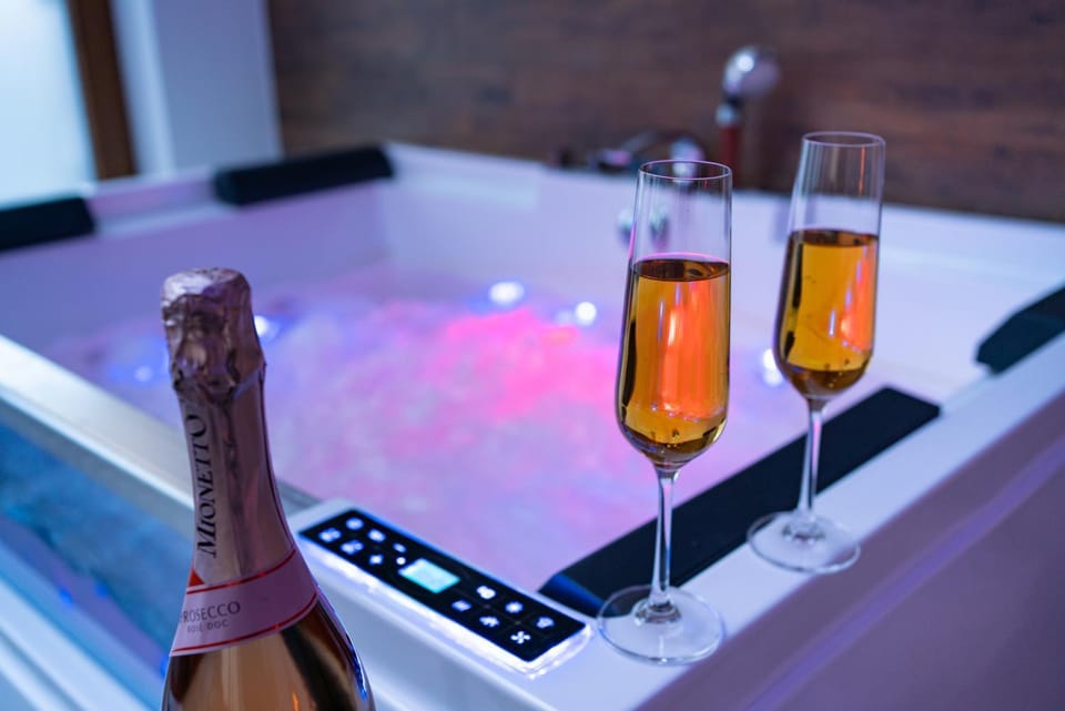 Hot Tub, Living room, Seating area, Drinks