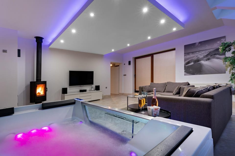 Communal lounge/ TV room, Hot Tub, TV and multimedia, Living room, Seating area, Evening entertainment